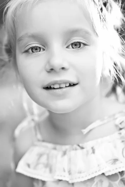 Retrato de uma menina feliz liitle — Fotografia de Stock