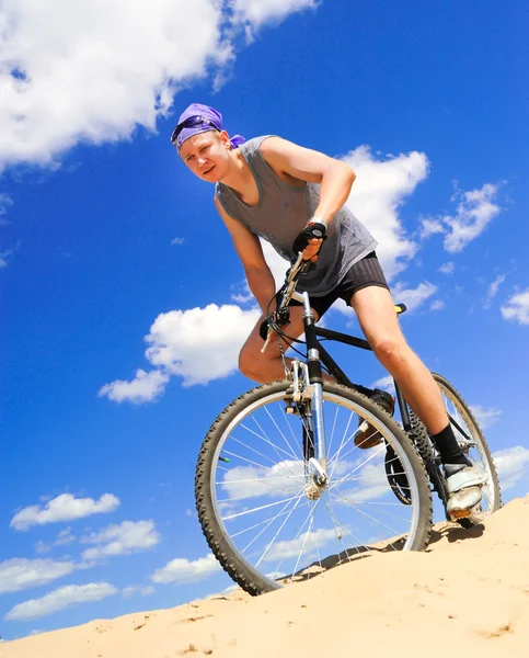 Jóvenes montando en bicicleta —  Fotos de Stock