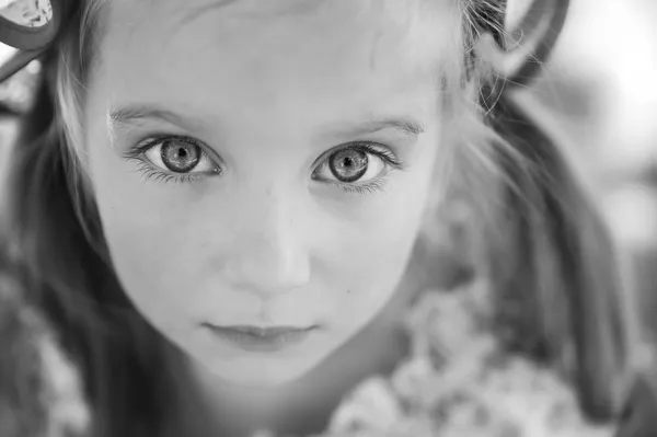 Portret van een triest liitle meisje — Stockfoto