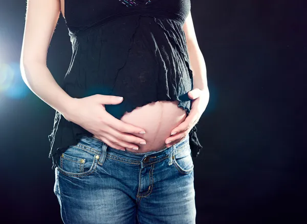 Femme enceinte caressant son ventre — Photo