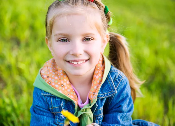 牧草地でかわいい女の子 — ストック写真