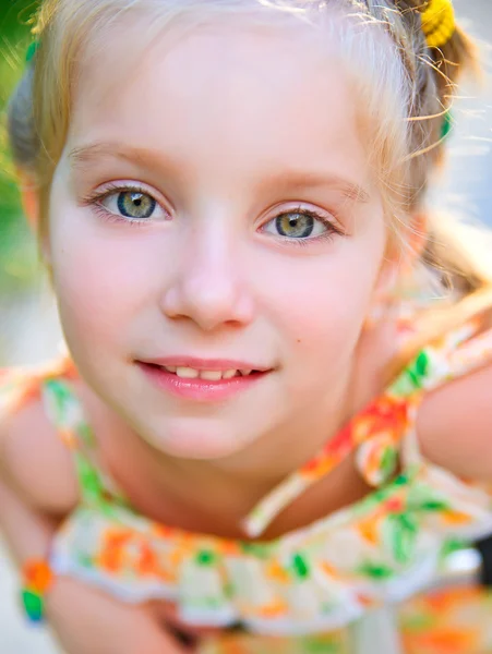 Retrato de una chica feliz liitle — Foto de Stock