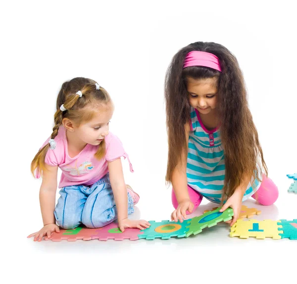 Kinder spielen Buchstaben — Stockfoto