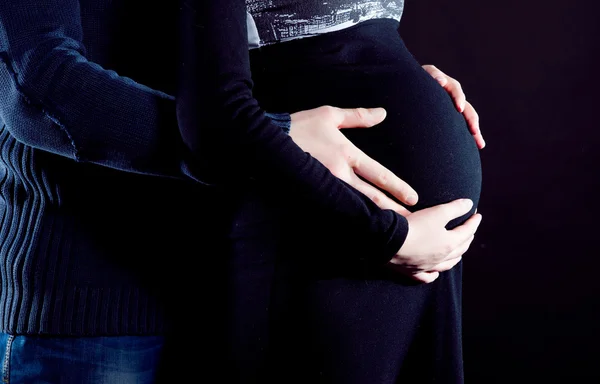 怀孕的女人控股储钱罐 — 图库照片