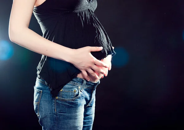Mujer embarazada sosteniendo alcancía — Foto de Stock