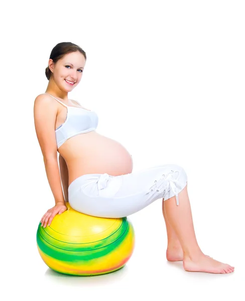 Gravid kvinna övningar med gymnastik boll — Stockfoto