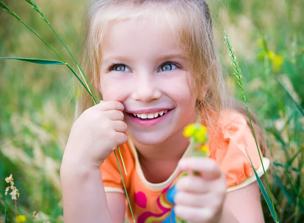 초원에 귀여운 소녀 — 스톡 사진
