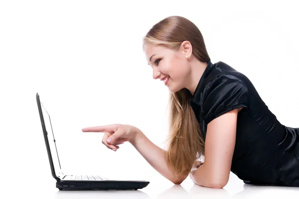 Leuke vrouw houd laptop — Stockfoto