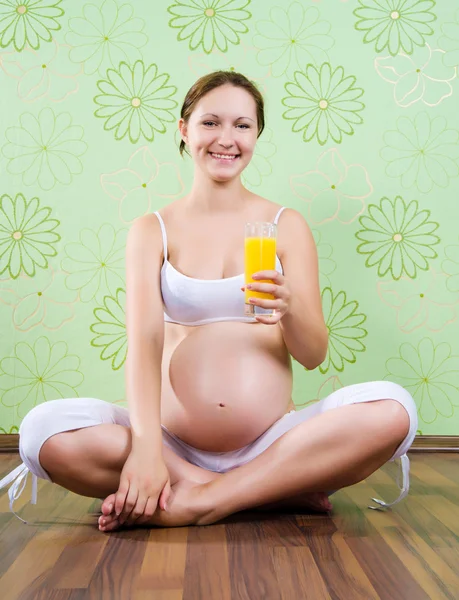 Schöne schwangere Frau hält einen Apfel — Stockfoto