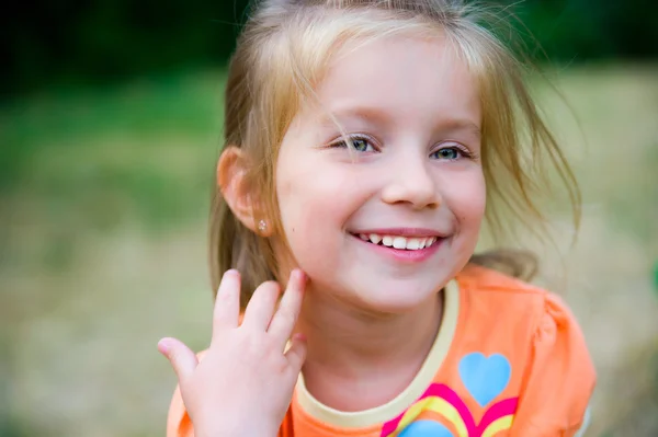 Милая маленькая девочка на лугу — стоковое фото