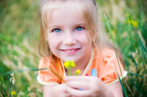 Nettes kleines Mädchen auf der Wiese — Stockfoto