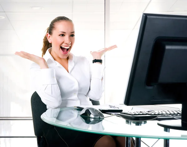 Happy businesswoman sits at the computer — Stock Photo, Image