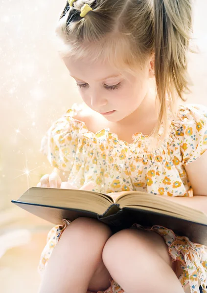Kleines Mädchen liest Buch — Stockfoto