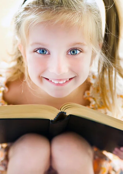 Petite fille lecture livre — Photo