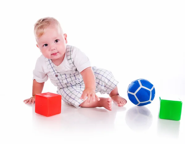 Маленький хлопчик з іграшками — стокове фото