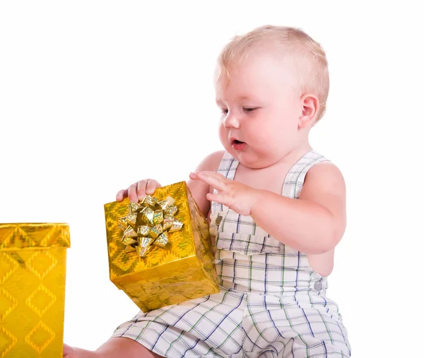 Lilla bebis med en gåva — Stockfoto
