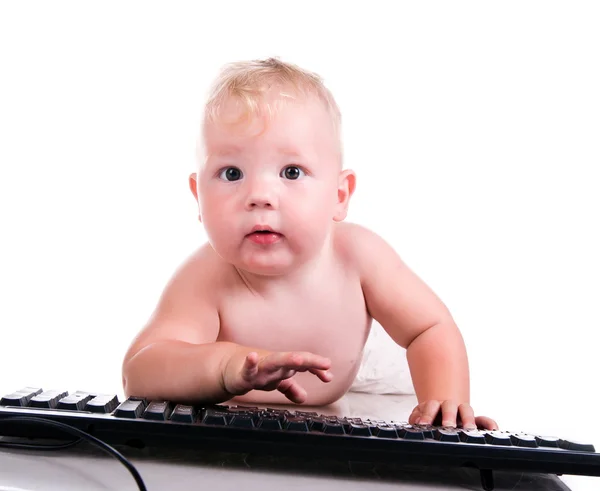 Pequeño niño sosteniendo teclado — Foto de Stock