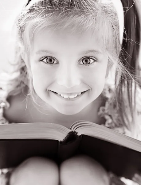 Маленька дівчинка читає книгу — стокове фото