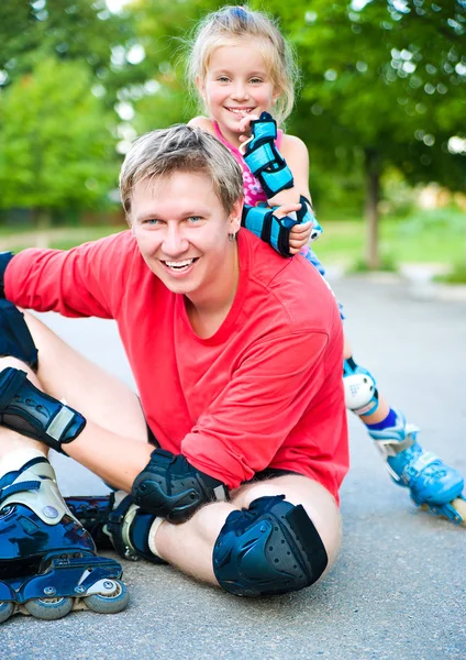 Dad with his daughter on the skates — Stock Photo, Image