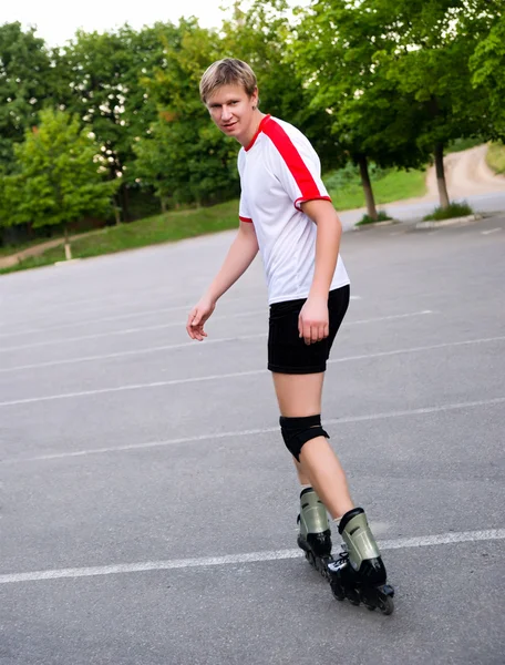 젊은 활동적인 롤러 블레이드 스케이트 타는 사람 — 스톡 사진