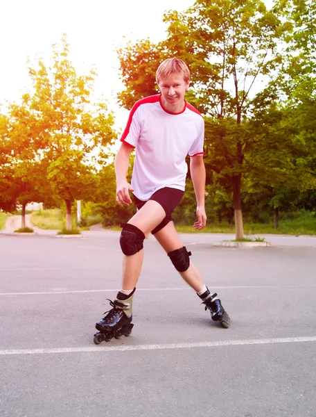 Jovem patinador de lâmina de rolo ativo — Fotografia de Stock