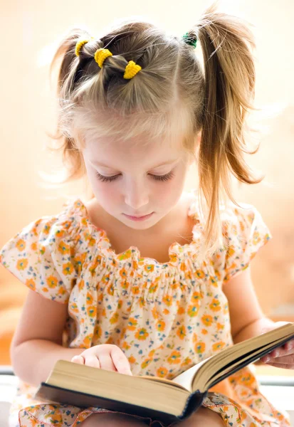 Little girl reading book — Stock Photo, Image