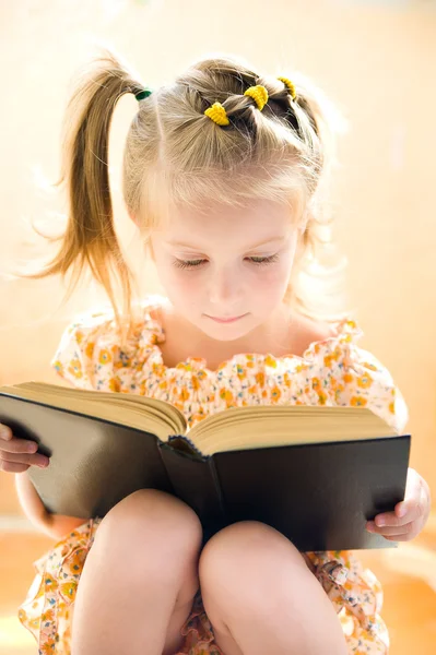 Little girl reading book — Stock Photo, Image