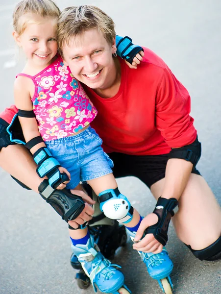 爸爸和他的女儿在溜冰 — 图库照片