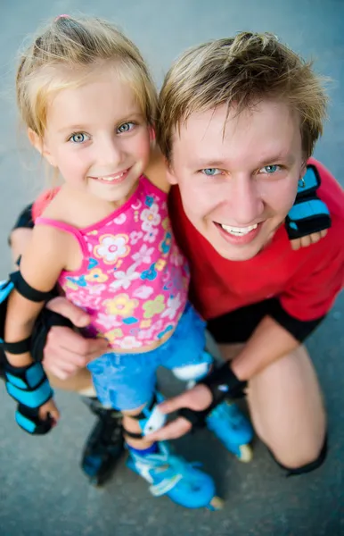 Papá con su hija en los patines — Foto de Stock
