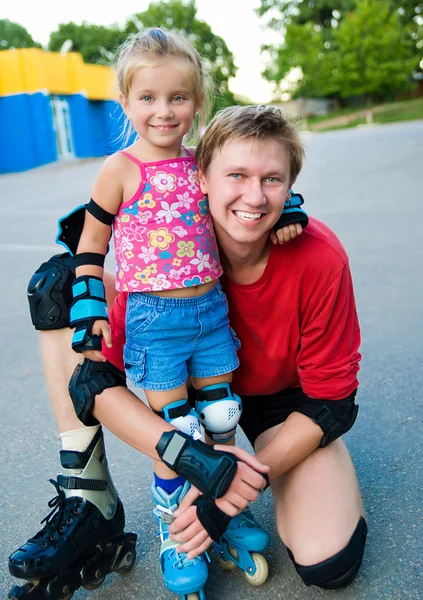 Папа со своей дочерью на коньках — стоковое фото