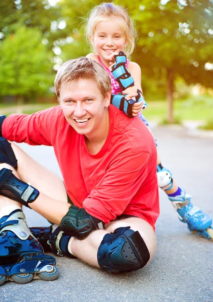 Dad with his daughter on the skates — Stock Photo, Image