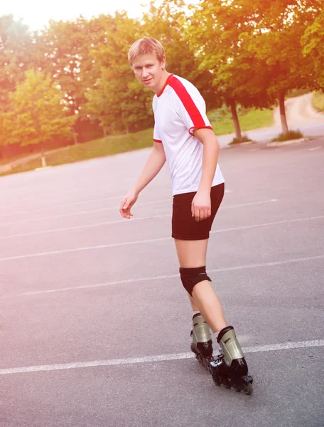 젊은 활동적인 롤러 블레이드 스케이트 타는 사람 — 스톡 사진