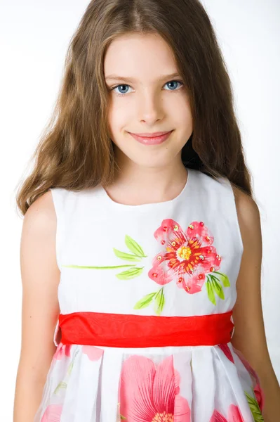 빨간 복장에 있는 어린 소녀 — 스톡 사진