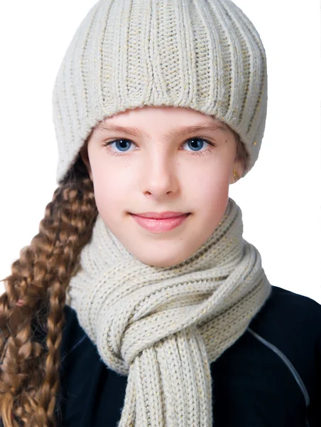 Petite fille en bonnet et écharpe — Photo