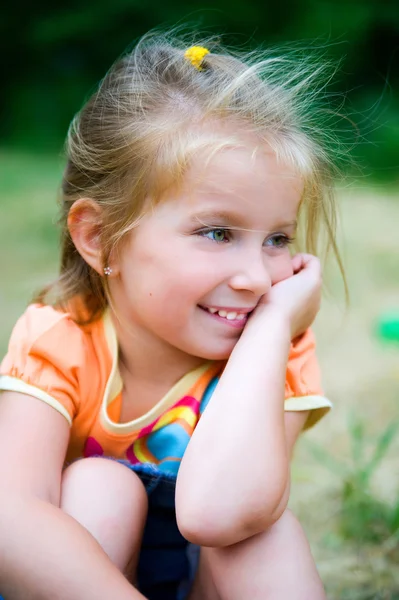 Schattig klein meisje op de weide — Stockfoto