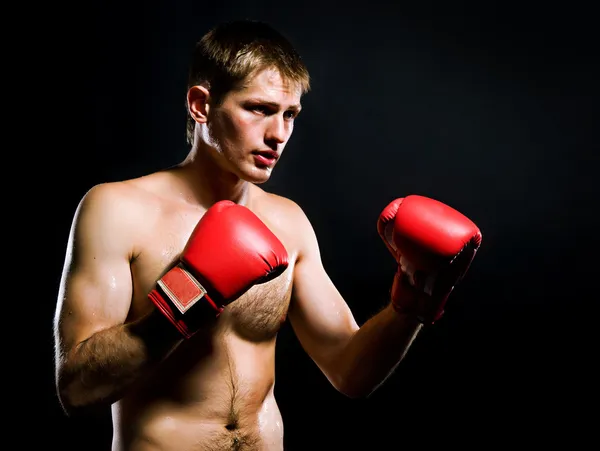 Retrato de un joven con guantes de boxeo —  Fotos de Stock