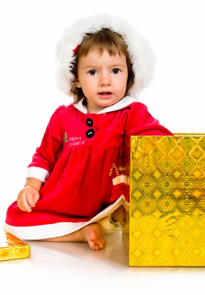 Klein meisje in Kerstman hoed met presenteert — Stockfoto