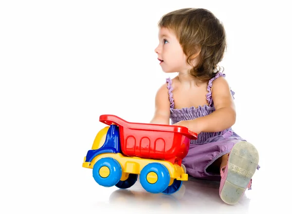 Маленькая девочка с большой машиной — стоковое фото