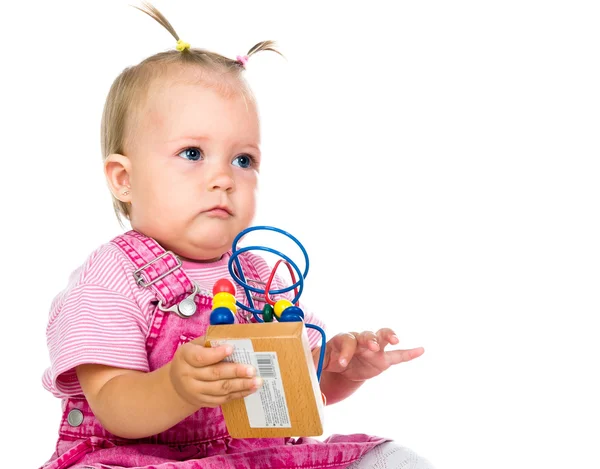 Маленький ребенок с развивающей игрушкой — стоковое фото