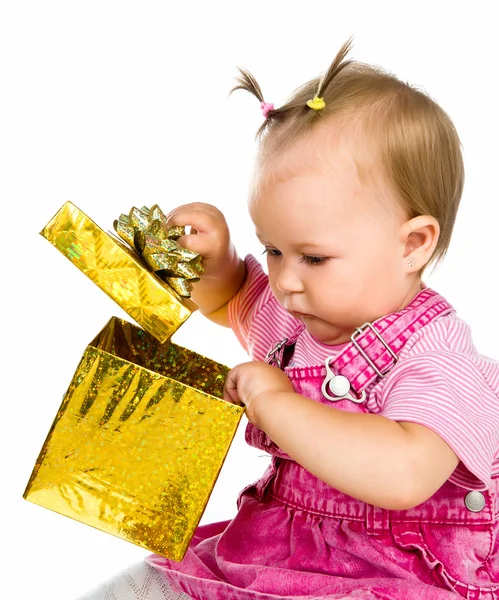 Χαριτωμένο κορίτσι με ένα δώρο Χριστούγεννα — Φωτογραφία Αρχείου