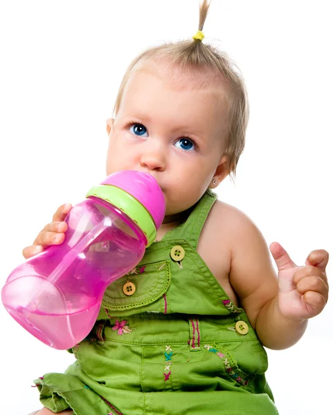 Kleines Mädchen mit der Flasche Wasser — Stockfoto