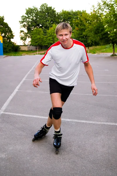 Молодой активный роликовый конькобежник — стоковое фото