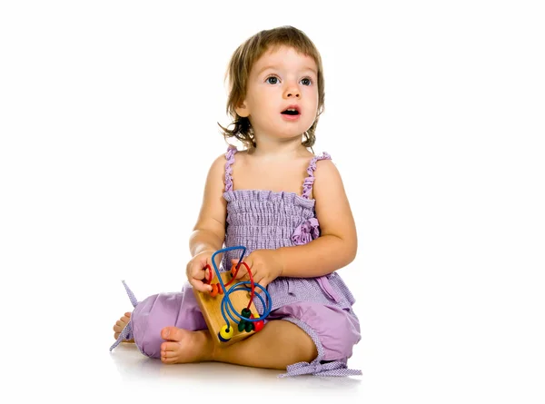 Маленька дитина з іграшкою для розвитку — стокове фото
