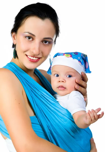 Мать носит своего ребенка в стропе — стоковое фото