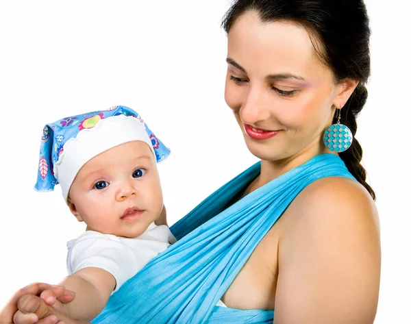 Anne bebeğini taşıyan bir askı içinde — Stok fotoğraf