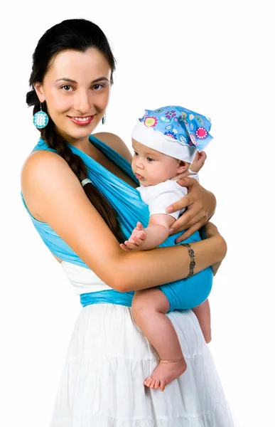 Madre llevando a su bebé en un cabestrillo — Foto de Stock