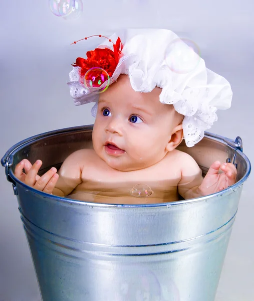 Bebé en un cubo —  Fotos de Stock