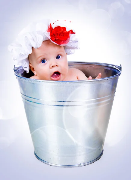 Baby på en hink — Stockfoto