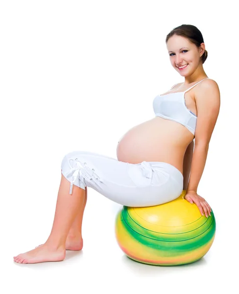 Schwangere übt mit Gymnastikball — Stockfoto