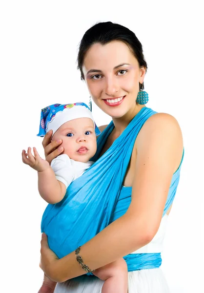 Mutter trägt ihr Baby im Tragetuch — Stockfoto